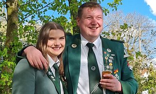 Florian Willeke regiert zusammen mit seiner Freundin Carolin Michaelis das Schützenvolk in Grundsteinheim. - Martin Hölscher Florian Willeke regiert zusammen mit seiner Freundin Carolin Michaelis das Schützenvolk in Grundsteinheim. - Martin Hölscher