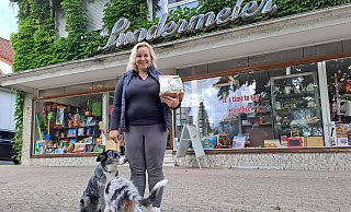 Jessica Pollpeter freut sich darauf, das Geschäft schon bald beziehen zu können. Dort wird es allerlei Pferdebedarf geben. In der Hand hält sie eine Kräutermischung für Pferde. - Peter Heidbrink Jessica Pollpeter freut sich darauf, das Geschäft schon bald beziehen zu können. Dort wird es allerlei Pferdebedarf geben. In der Hand hält sie eine Kräutermischung für Pferde. - Peter Heidbrink