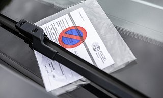 Viele Autobesitzer kennen das: Wagen am Straßenrand abgestellt, kurz mal weg - und schwupps, gibt's ein Köllchen. Wer nicht rechtzeitig zahlt, der wird abgemahnt. - © Jörg Dieckmann - www. dieckmann-fotodesign.de Viele Autobesitzer kennen das: Wagen am Straßenrand abgestellt, kurz mal weg - und schwupps, gibt's ein Köllchen. Wer nicht rechtzeitig zahlt, der wird abgemahnt. - © Jörg Dieckmann - www. dieckmann-fotodesign.de