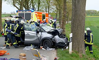 Mehr als 25 Rettungskräfte sind am Unfallort im Einsatz. - Ralph Meyer Mehr als 25 Rettungskräfte sind am Unfallort im Einsatz. - Ralph Meyer