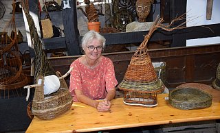 Das Atelier von Claudia Gensch befindet sich in Henglarn in einer umgebauten Deele. Hier finden sich ungewöhnliche Kreationen wie Toilettenpapierhalter und Vogelhäuschen aus Korbgeflecht. - Anja Ebner Das Atelier von Claudia Gensch befindet sich in Henglarn in einer umgebauten Deele. Hier finden sich ungewöhnliche Kreationen wie Toilettenpapierhalter und Vogelhäuschen aus Korbgeflecht. - Anja Ebner