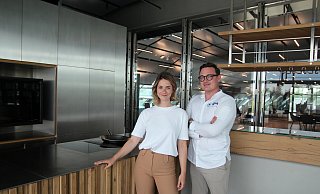 Madita Biele und Fred Breipohl im Cloud`s. Das Lokal im Bora-Gebäude hat der Bielefelder Gastronom übernommen, Biele managt den Betrieb vor Ort. - Susanne Blersch Madita Biele und Fred Breipohl im Cloud`s. Das Lokal im Bora-Gebäude hat der Bielefelder Gastronom übernommen, Biele managt den Betrieb vor Ort. - Susanne Blersch