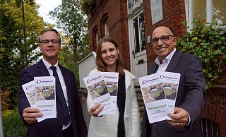 Thomas Dahlmeier (v.l.), Linda Bokel und Bürgermeister Siegfried Lux präsentieren den neuen Mietspiegel für die Gemeinde Rödinghausen. Foto: Gemeinde Rödinghausen - Gemeinde Rödinghausen Thomas Dahlmeier (v.l.), Linda Bokel und Bürgermeister Siegfried Lux präsentieren den neuen Mietspiegel für die Gemeinde Rödinghausen. Foto: Gemeinde Rödinghausen - Gemeinde Rödinghausen