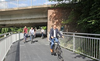 Probefahrt übern Werresteg: Bürgermeister Lars Bökenkröger vorneweg, dahinter Kurt Nagel, Olaf Winkelmann, Jens Grove und Thomas Lüer. - Ulf Hanke Probefahrt übern Werresteg: Bürgermeister Lars Bökenkröger vorneweg, dahinter Kurt Nagel, Olaf Winkelmann, Jens Grove und Thomas Lüer. - Ulf Hanke