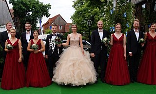 Königspaar und Hof: (v.l.): Sebastian und Katharina Stolze, Jan, Alina Hachmeier, Julian Konzee, Saskia Dargel, Tobias Schwarze, Tabea Remmert, Henrik Offergeld, Ann-Kathrin Niemann. - Jonas Göne Königspaar und Hof: (v.l.): Sebastian und Katharina Stolze, Jan, Alina Hachmeier, Julian Konzee, Saskia Dargel, Tobias Schwarze, Tabea Remmert, Henrik Offergeld, Ann-Kathrin Niemann. - Jonas Göne