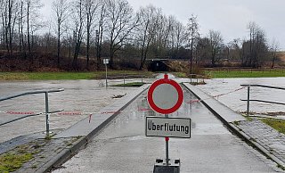 Vorsorglich hat der Bauhof der Stadt Schieder-Schwalenberg die Brückengeländer der Emmerbrücke in Wöbbel abgebaut, damit sich nichts verfängt, wenn das Wasser noch höher steigen sollte. - Michaela Weiße Vorsorglich hat der Bauhof der Stadt Schieder-Schwalenberg die Brückengeländer der Emmerbrücke in Wöbbel abgebaut, damit sich nichts verfängt, wenn das Wasser noch höher steigen sollte. - Michaela Weiße