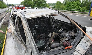 Ein Auto ist auf der A2 bei Bielefeld in Flammen aufgegangen. Die Feuerwehr ist vor Ort. - Symbolfoto: Peter Steinert Ein Auto ist auf der A2 bei Bielefeld in Flammen aufgegangen. Die Feuerwehr ist vor Ort. - Symbolfoto: Peter Steinert
