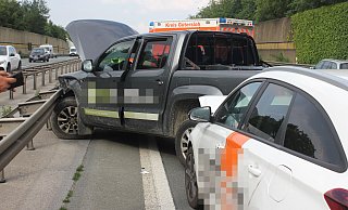 Der Fahrer eines Transporters hat nach einem Spurwechsel einen Unfall auf der A2 verursacht. Anschließend flüchtete er. Die Polizei bittet um Hinweise. - Polizei Bielefeld Der Fahrer eines Transporters hat nach einem Spurwechsel einen Unfall auf der A2 verursacht. Anschließend flüchtete er. Die Polizei bittet um Hinweise. - Polizei Bielefeld