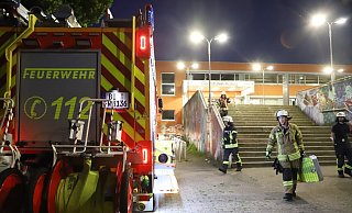 Als die Feuerwehr eintraf, kam bereits dichter Rauch aus dem Gebäude. - Charlotte Mahncke Als die Feuerwehr eintraf, kam bereits dichter Rauch aus dem Gebäude. - Charlotte Mahncke
