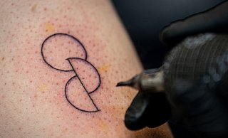 Am Donnerstag wurde das Parlament zum Tattoo-Studio. - Symbolbild: dpa Am Donnerstag wurde das Parlament zum Tattoo-Studio. - Symbolbild: dpa