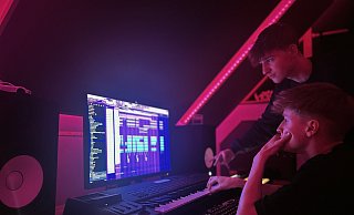 Leo Janiak (15) und Marlon Scholz (16) haben große Ziele: Mit ihrer Musik wollen sie es bis ganz nach oben schaffen. Mit "Cold nights" ist der erste Schritt getan. - Privat Leo Janiak (15) und Marlon Scholz (16) haben große Ziele: Mit ihrer Musik wollen sie es bis ganz nach oben schaffen. Mit "Cold nights" ist der erste Schritt getan. - Privat