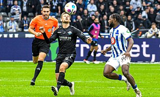 Paderborns Offensivspieler Sebastian Klaas, hier im Duell gegen Hertha-Akteur Deyovaisio Zeefuik (r.), ist nach einer wahren Seuchensaison endlich beschwerdefrei. - Imago Images Paderborns Offensivspieler Sebastian Klaas, hier im Duell gegen Hertha-Akteur Deyovaisio Zeefuik (r.), ist nach einer wahren Seuchensaison endlich beschwerdefrei. - Imago Images