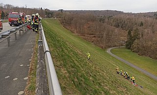 Wegen der schwierigen Geländeverhältnisse war auch die Höhenrettungsgruppe der Feuerwehr Paderborn im Einsatz. - Feuerwehr Bad Wünnenberg Wegen der schwierigen Geländeverhältnisse war auch die Höhenrettungsgruppe der Feuerwehr Paderborn im Einsatz. - Feuerwehr Bad Wünnenberg