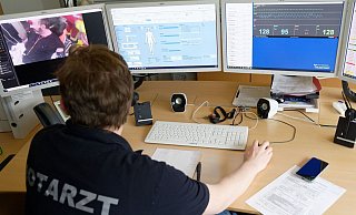 Anamnese, Diagnose und Therapie am Bildschirm. Der Tele-Notarzt agiert ausschließlich aus der Leitstelle heraus. - Symbolfoto: picture alliance / dpa Anamnese, Diagnose und Therapie am Bildschirm. Der Tele-Notarzt agiert ausschließlich aus der Leitstelle heraus. - Symbolfoto: picture alliance / dpa