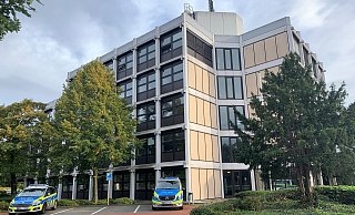 Der 45-jährige Mann wurde unter höchsten Sicherheitsauflagen aus dem Gewahrsam der Mindener Wache an der Marienstraße in eine JVA in Bielefeld verlegt. MT-Archivfoto: - Patrick Schwemling Der 45-jährige Mann wurde unter höchsten Sicherheitsauflagen aus dem Gewahrsam der Mindener Wache an der Marienstraße in eine JVA in Bielefeld verlegt. MT-Archivfoto: - Patrick Schwemling