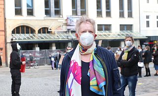 Valeria Cappelman hatte unter ihrer FFP-Maske eine Trillerpfeife und protestierte lautstark. Foto: Christian Bendig - Christian Bendig Valeria Cappelman hatte unter ihrer FFP-Maske eine Trillerpfeife und protestierte lautstark. Foto: Christian Bendig - Christian Bendig
