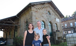 Die Familie Pawlak wohnt im alten Güterschuppen am Bahnhof in Buke. Und dort fühlen sich Thorsten und Jördis Pawlak mit ihren Töchtern Paula (8) und Neele (11) pudelwohl, auch wenn es immer noch viel Arbeit gibt. - Uwe Müller Die Familie Pawlak wohnt im alten Güterschuppen am Bahnhof in Buke. Und dort fühlen sich Thorsten und Jördis Pawlak mit ihren Töchtern Paula (8) und Neele (11) pudelwohl, auch wenn es immer noch viel Arbeit gibt. - Uwe Müller