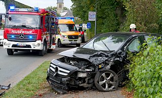 Bei dem Frontalzusammenstoß zweier Autos auf der Scharmeder Straße in Höhe des Friedhofs zwei Personen verletzt. - Ralph Meyer Bei dem Frontalzusammenstoß zweier Autos auf der Scharmeder Straße in Höhe des Friedhofs zwei Personen verletzt. - Ralph Meyer