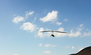 Der Drache fliegt immer höher in den Himmel. Hat er seine Wunschhöhe erreicht, kann er sich ausklinken und alleine weiterfliegen. - Wiebke Wellnitz Der Drache fliegt immer höher in den Himmel. Hat er seine Wunschhöhe erreicht, kann er sich ausklinken und alleine weiterfliegen. - Wiebke Wellnitz