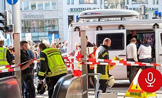 Während am 20. September 2019 oben auf dem Jahnplatz „Fridays for Future“ demonstriert, ermittelt nach der Messerattacke unten im gesperrten Tunnel die Mordkommission. - Christian Mathiesen Während am 20. September 2019 oben auf dem Jahnplatz „Fridays for Future“ demonstriert, ermittelt nach der Messerattacke unten im gesperrten Tunnel die Mordkommission. - Christian Mathiesen