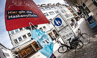Die Maskenpflicht in der Innenstadt läuft diese Woche aus. Die Menschen können ihre Masken dann nach vielen Monaten an den Haken hängen und wieder frei durchatmen. - Mike-Dennis Müller / www.mdm.photo Die Maskenpflicht in der Innenstadt läuft diese Woche aus. Die Menschen können ihre Masken dann nach vielen Monaten an den Haken hängen und wieder frei durchatmen. - Mike-Dennis Müller / www.mdm.photo
