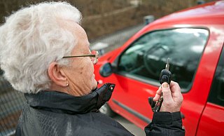 Jetzt den Autoschlüssel abgeben? Das fragt sich diese Seniorin. Aber: Ist der ÖPNV dafür schon gut genug? - Oliver Krato Jetzt den Autoschlüssel abgeben? Das fragt sich diese Seniorin. Aber: Ist der ÖPNV dafür schon gut genug? - Oliver Krato