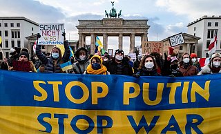 Überall protestieren Menschen gegen den Angriffskrieg der Ukraine - so wie hier am Brandenburger Tor. - John Macdougall/AFP Überall protestieren Menschen gegen den Angriffskrieg der Ukraine - so wie hier am Brandenburger Tor. - John Macdougall/AFP