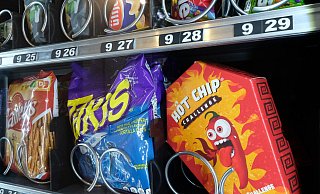 Objekt der Begierde: Beim Original "Hot Chip Challenge" gleicht die Verpackung einem roten Sarg. Drinnen wartet ein einzelner Mais-Tortilla, dessen Schärfe rund 1,8 bis 2,2 Millionen Scoville-Einheiten erreicht. - Andreas Frücht Objekt der Begierde: Beim Original "Hot Chip Challenge" gleicht die Verpackung einem roten Sarg. Drinnen wartet ein einzelner Mais-Tortilla, dessen Schärfe rund 1,8 bis 2,2 Millionen Scoville-Einheiten erreicht. - Andreas Frücht