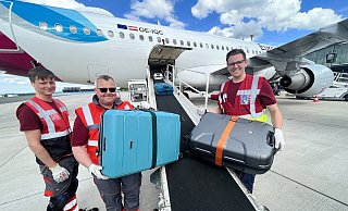 Kräftig anpacken können André Spottke (v. l.), Michael Koch und Jan Kellner. Sie wuchten Koffer aus dem Airbus A319, bevor die neuen eingeladen werden. - Jens Reddeker Kräftig anpacken können André Spottke (v. l.), Michael Koch und Jan Kellner. Sie wuchten Koffer aus dem Airbus A319, bevor die neuen eingeladen werden. - Jens Reddeker