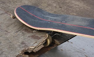 Die Kanten einiger Platten der Rampen wellen sich nach oben, sodass die Rollen der Skateboards darunter hängenbleiben können. - Anne Neul Die Kanten einiger Platten der Rampen wellen sich nach oben, sodass die Rollen der Skateboards darunter hängenbleiben können. - Anne Neul
