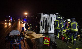 Der Lkw kam auf der Seite zum Liegen. - Feuerwehr Porta/Michael Horst Der Lkw kam auf der Seite zum Liegen. - Feuerwehr Porta/Michael Horst