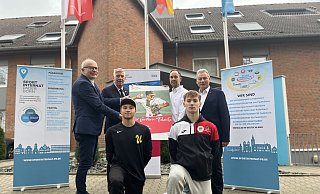 Sportausschussvorsitzender im NRW-Landtag, Bernhard Hoppe-Biermeyer (v.l.), Vorstandsvorsitzender der Sportstiftung NRW, Ingo Wolf, Baseballer Darrion Richards, Internatsleiter Matthias Hellmig, Basketballer Tom Brüggemann und der stellvertretende Bürgermeister Paderborns Dieter Honervogt freuen sich über die neuen Möglichkeiten. - Jenny Westhues Sportausschussvorsitzender im NRW-Landtag, Bernhard Hoppe-Biermeyer (v.l.), Vorstandsvorsitzender der Sportstiftung NRW, Ingo Wolf, Baseballer Darrion Richards, Internatsleiter Matthias Hellmig, Basketballer Tom Brüggemann und der stellvertretende Bürgermeister Paderborns Dieter Honervogt freuen sich über die neuen Möglichkeiten. - Jenny Westhues