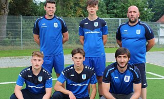 Zuversichtlich: Co.-Trainer Alexander Kropp (h.v.l), Crispin Heinemann und Trainer Björn Heinemann. Vorne: Joshua Whitaker, Thore Klöpper und Ihsan Kalkan. - Klusmeyer Zuversichtlich: Co.-Trainer Alexander Kropp (h.v.l), Crispin Heinemann und Trainer Björn Heinemann. Vorne: Joshua Whitaker, Thore Klöpper und Ihsan Kalkan. - Klusmeyer