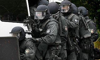 SEK-Beamte stürmten in Bielefeld die falsche Wohnung. Der männliche Bewohner wurde bei dem Einsatz verletzt. - Symbolbild: Patrick Menzel SEK-Beamte stürmten in Bielefeld die falsche Wohnung. Der männliche Bewohner wurde bei dem Einsatz verletzt. - Symbolbild: Patrick Menzel