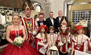 Prinzessin Katharina I. (v. l.), Prinz Bernhard I., Bernd Rüthers (Restaurantleiter Pferdestall), Burkhard Deppe (Bürgermeister), Volker Schwartz (Geschäftsführer Gräflicher Park), Uwe Rohde (Präsident Rot-Weiße Garde) zusammen mit dem Kinderprinzenpaar und Paginnen. - Gräflicher Park Prinzessin Katharina I. (v. l.), Prinz Bernhard I., Bernd Rüthers (Restaurantleiter Pferdestall), Burkhard Deppe (Bürgermeister), Volker Schwartz (Geschäftsführer Gräflicher Park), Uwe Rohde (Präsident Rot-Weiße Garde) zusammen mit dem Kinderprinzenpaar und Paginnen. - Gräflicher Park