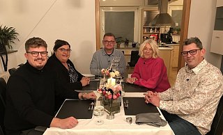 Stefan Gebhardt (3. v. l.) bewirtete die anderen Kandidaten aus OWL in seinem Zuhause in Enger-Besenkamp. - RTL / ITV Studios Germany Stefan Gebhardt (3. v. l.) bewirtete die anderen Kandidaten aus OWL in seinem Zuhause in Enger-Besenkamp. - RTL / ITV Studios Germany