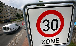 Nicht nur im Nebenstraßennetz, auch auf Hauptstraßen sei Tempo 30 streckenweise möglich, so der Verein Deutsche Umwelthilfe. - Symbolfoto/Jens Büttner Nicht nur im Nebenstraßennetz, auch auf Hauptstraßen sei Tempo 30 streckenweise möglich, so der Verein Deutsche Umwelthilfe. - Symbolfoto/Jens Büttner