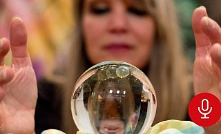 Eine Wahrsagerin soll auf den Ehemann einer Klientin geschossen haben - auch mehrere Killer sollen angeblich engagiert worden sein. - Symbolfoto/picture alliance Eine Wahrsagerin soll auf den Ehemann einer Klientin geschossen haben - auch mehrere Killer sollen angeblich engagiert worden sein. - Symbolfoto/picture alliance