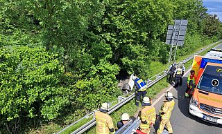 Der Wagen stürzte neben der Leitplanke der B239 in den Graben. - Feuerwehr Höxter Der Wagen stürzte neben der Leitplanke der B239 in den Graben. - Feuerwehr Höxter