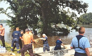 Sandsäcke wurden von Wasserseite her angeliefert. - THW Warburg Sandsäcke wurden von Wasserseite her angeliefert. - THW Warburg