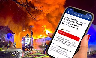 Um 22.33 Uhr wurde die Warn-App Nina am Abend des Großbrandes in Rheda-Wiedenbrück im Kreis Gütersloh Mitte Februar ausgelöst. Warnstufe: Gefahr! Mehr als 14 Millionen Menschen nutzen die App aktuell. - Thorsten Heß/Marion Pokorra-Brockschmidt/Andreas Frücht Um 22.33 Uhr wurde die Warn-App Nina am Abend des Großbrandes in Rheda-Wiedenbrück im Kreis Gütersloh Mitte Februar ausgelöst. Warnstufe: Gefahr! Mehr als 14 Millionen Menschen nutzen die App aktuell. - Thorsten Heß/Marion Pokorra-Brockschmidt/Andreas Frücht