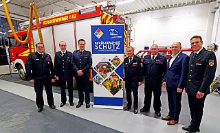 Personalwechsel bei den ABC-Einheiten: Maik Sellemerten (v. l.), Jonas Bee, Christian Hoffbauer, Matthias Strunz, Stefan Gehrke, Landrat Christoph Rüther und Kreisbrandmeister Stephan Reckhaus im Gerätehaus des Löschzuges Wewelsburg. - Ralph Meyer Personalwechsel bei den ABC-Einheiten: Maik Sellemerten (v. l.), Jonas Bee, Christian Hoffbauer, Matthias Strunz, Stefan Gehrke, Landrat Christoph Rüther und Kreisbrandmeister Stephan Reckhaus im Gerätehaus des Löschzuges Wewelsburg. - Ralph Meyer