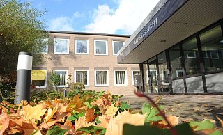 Vor dem Amtsgericht in Rahden liegt immer mal Laub. Zwischen zwei Nachbarn aus der Ortschaft Rahden gibt es wegen des Laubbläser-Einsatzes Stress. - Joern Spreen-Ledebur Vor dem Amtsgericht in Rahden liegt immer mal Laub. Zwischen zwei Nachbarn aus der Ortschaft Rahden gibt es wegen des Laubbläser-Einsatzes Stress. - Joern Spreen-Ledebur