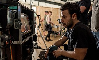 Szenen von einem älteren Dreh: Am Regiemonitor verfolgte Regisseur Hüseyin Tabak bei den Dreharbeiten zum Kieler Tatort. - Gordon Timpen,SMPSP Szenen von einem älteren Dreh: Am Regiemonitor verfolgte Regisseur Hüseyin Tabak bei den Dreharbeiten zum Kieler Tatort. - Gordon Timpen,SMPSP