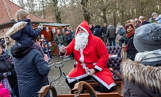 Für den standesgemäßen Auftritt des Nikolauses wurde der Schlitten auf Räder gesetzt. Trotzdem freuen sich die großen und kleinen Besuchenden über Leckeres. - Ralf Bittner Für den standesgemäßen Auftritt des Nikolauses wurde der Schlitten auf Räder gesetzt. Trotzdem freuen sich die großen und kleinen Besuchenden über Leckeres. - Ralf Bittner