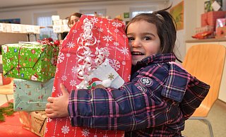 Kinder wie Mirema (3) konnten in der Gütersloher Suppenküche ihr einziges Weihnachtsgeschenk abholen. - Jens Dünhölter Kinder wie Mirema (3) konnten in der Gütersloher Suppenküche ihr einziges Weihnachtsgeschenk abholen. - Jens Dünhölter