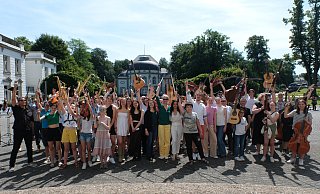 Zum Flashmob der Musikschule Bad Oeynhausen im Kurpark vor der Wandelhalle kamen etwa 60 Musiker. - Ulf Hanke Zum Flashmob der Musikschule Bad Oeynhausen im Kurpark vor der Wandelhalle kamen etwa 60 Musiker. - Ulf Hanke