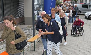 Die Menschen standen Schlange vor dem Salzkottener Bürgerbüro. - Johannes Büttner Die Menschen standen Schlange vor dem Salzkottener Bürgerbüro. - Johannes Büttner
