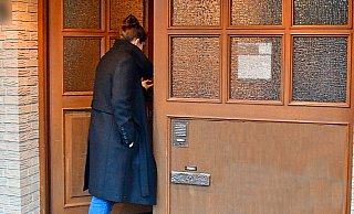 Nachdem ein Beschluss des Oberlandesgerichts Hamm Elke D. die Rückkehr in ihre Wohnung ermöglicht hat, bekommt sie jetzt Unterstützung von ungeahnter Stelle. - Gunter Held Nachdem ein Beschluss des Oberlandesgerichts Hamm Elke D. die Rückkehr in ihre Wohnung ermöglicht hat, bekommt sie jetzt Unterstützung von ungeahnter Stelle. - Gunter Held