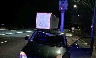 Um 180 Grad herumgeschleudert: Nach der Kollision mit dem Sattelzug, prallte der Skoda Fabia gegen den Blitzer. - Polizei Um 180 Grad herumgeschleudert: Nach der Kollision mit dem Sattelzug, prallte der Skoda Fabia gegen den Blitzer. - Polizei